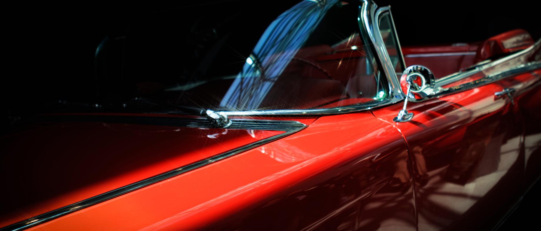 Vue de 3/4 d'une voiture décapotable rouge