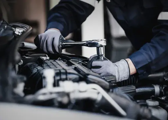 Mécanicien travaillant sur un moteur
